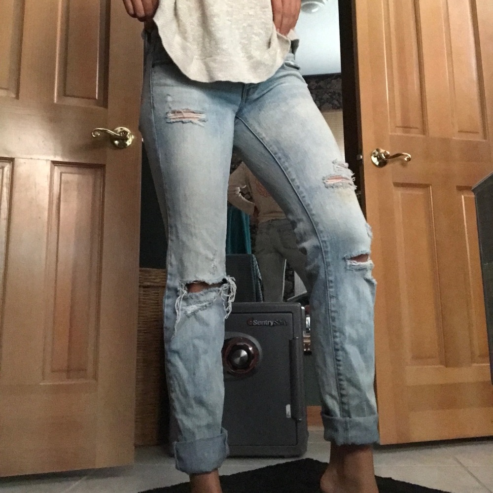 AE Distressed Lightwash Denim Jeans
